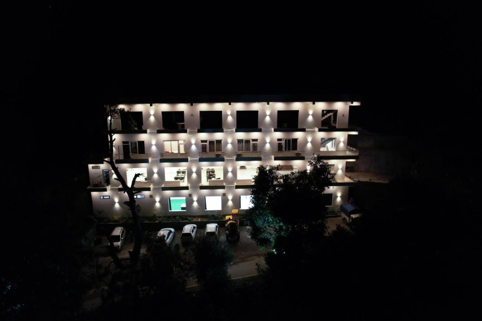 Hotel Candle Wood Chamba  Bagian luar foto
